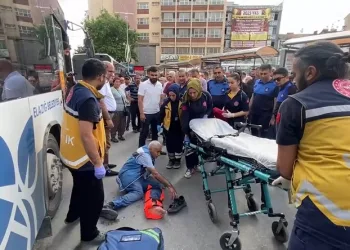 Otobüsten düşen adamın ayağı tekerleğin altında kaldı