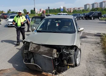 Samsun’da otomobil tır ile çarpıştı