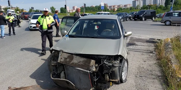Samsun’da otomobil tır ile çarpıştı