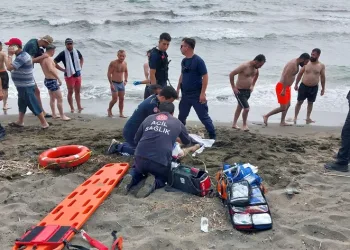 Serinlemek için arkadaşları ile girdiği denizde boğuldu