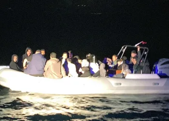 Lastik bottaki 56 düzensiz göçmen kurtarıldı