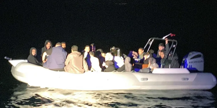 Lastik bottaki 56 düzensiz göçmen kurtarıldı