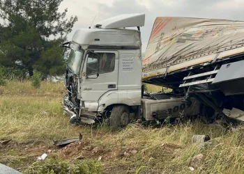 Bursa’da otomobil ile tır çarpıştı: 3 yaralı