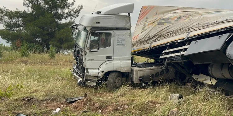 Bursa’da otomobil ile tır çarpıştı: 3 yaralı