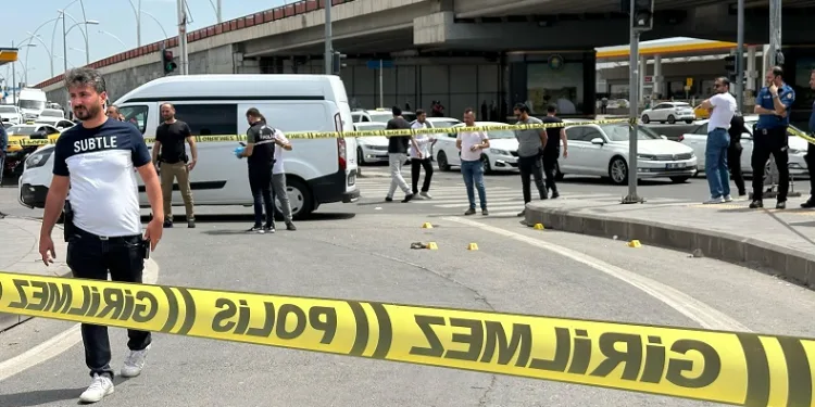Diyarbakır’da bir avukat, tartıştığı eski eşinin yakınını silahla yaraladı