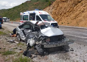Pikap ile otomobil çarpıştı