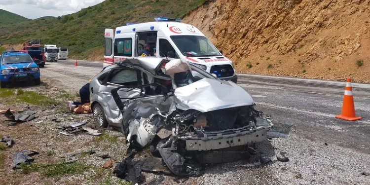 Pikap ile otomobil çarpıştı