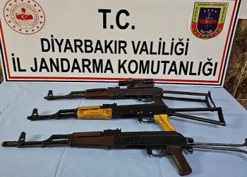 Jandarmanın durdurduğu araçta 3 adet AK-47 ele geçirildi