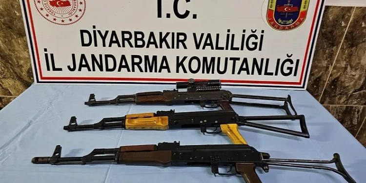 Jandarmanın durdurduğu araçta 3 adet AK-47 ele geçirildi