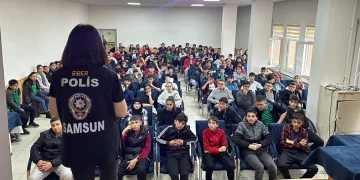 Siber polisi, öğrencileri dijital tehlikelere karşı bilgilendirdi