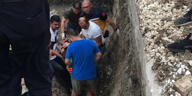 Üzerine beton blok yıkılan işçi yaralandı
