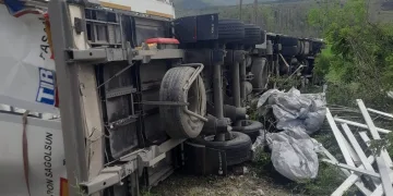 D-100’de tır şarampole devrildi
