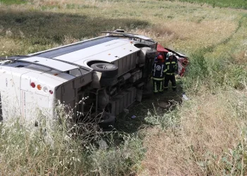 Otomobil servis aracıyla çarpıştı: 6 yaralı