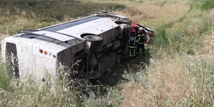 Otomobil servis aracıyla çarpıştı: 6 yaralı
