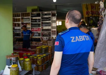 Tarsus’ta zabıta ekipleri menşei belirsiz ürünlere el koydu