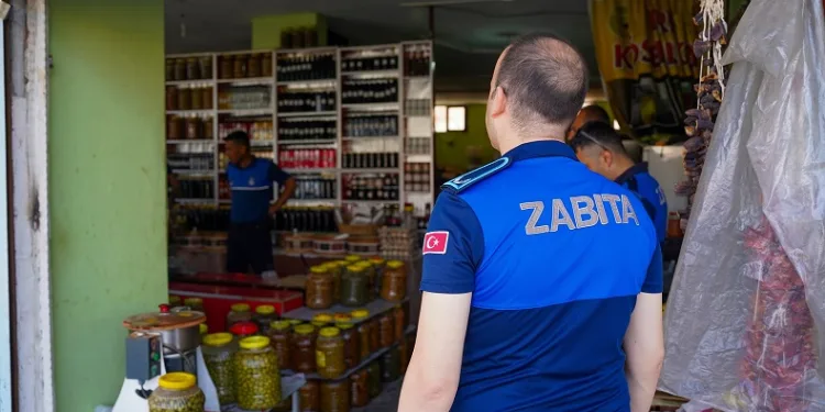 Tarsus’ta zabıta ekipleri menşei belirsiz ürünlere el koydu
