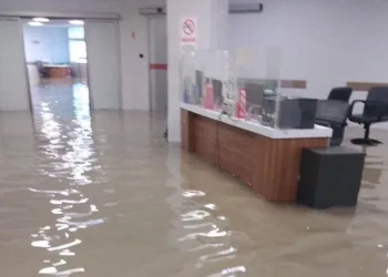 Sağanak etkili oldu, hastaneyi su bastı