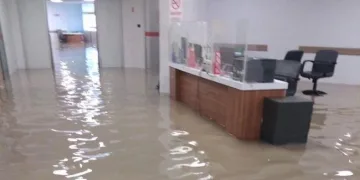 Sağanak etkili oldu, hastaneyi su bastı