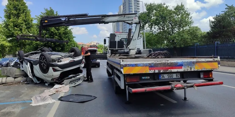 Bakırköy’de feci kaza:1’i ağır 3 yaralı