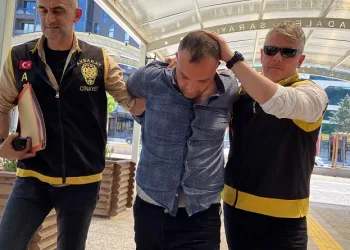 Aracı polislerin üzerine sürüp hızla ters yoldan kaçan o sürücü yakalandı