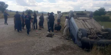 Hafif ticari araç takla attı:4 yaralı