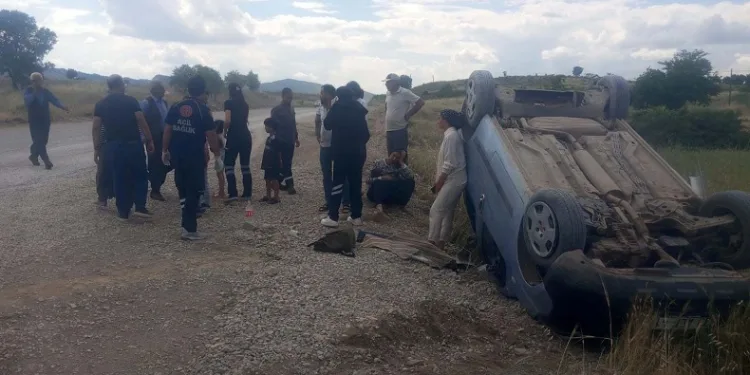 Hafif ticari araç takla attı:4 yaralı