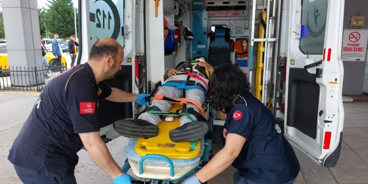 Patpat şarampole yuvarlandı: 3 yaralı