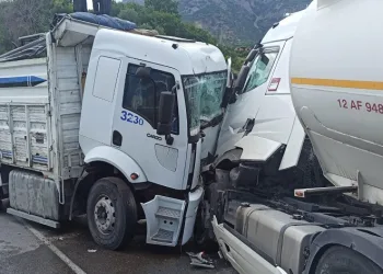 Yakıt tankeriyle tır kafa kafaya çarpıştı