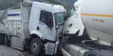 Yakıt tankeriyle tır kafa kafaya çarpıştı
