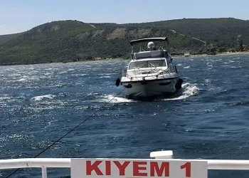 Çanakkale Boğazı’nda sürüklenen içinde 4 kişinin bulunduğu tekne kurtarıldı