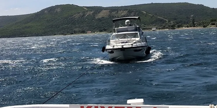 Çanakkale Boğazı’nda sürüklenen içinde 4 kişinin bulunduğu tekne kurtarıldı