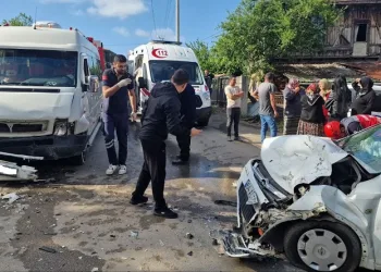 Otomobil ile minibüs kafa kafaya çarpıştı