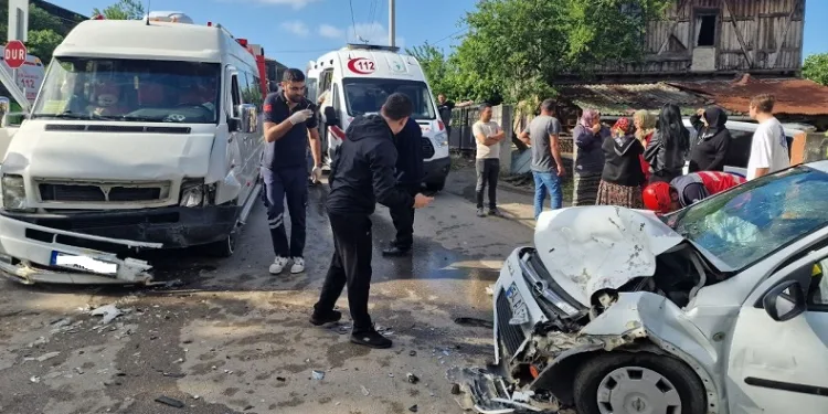 Otomobil ile minibüs kafa kafaya çarpıştı