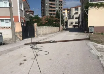 Telefon direğini deviren kepçe olay yerinden kaçtı