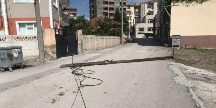 Telefon direğini deviren kepçe olay yerinden kaçtı