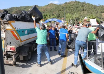 Marmaris’in çöp avcıları 150 torba atık topladı