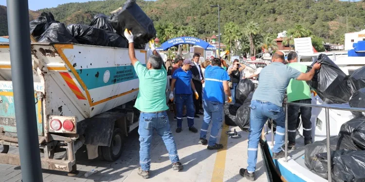 Marmaris’in çöp avcıları 150 torba atık topladı