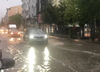 Kars’ta sağanak caddeleri göle çevirdi