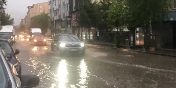 Kars’ta sağanak caddeleri göle çevirdi