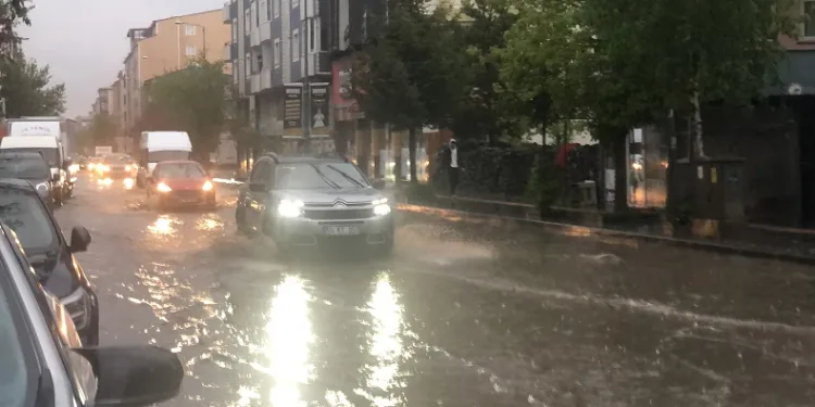 Kars’ta sağanak caddeleri göle çevirdi