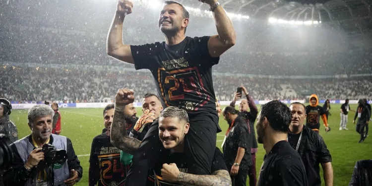 Okan Buruk’un 3. şampiyonluk sevinci