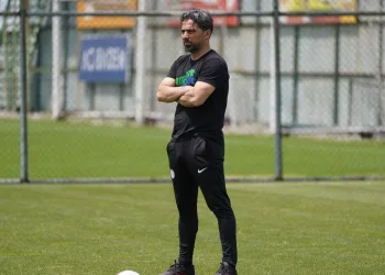 Çaykur Rizespor, İlhan Palut ile devam edecek