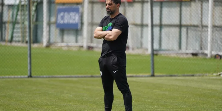 Çaykur Rizespor, İlhan Palut ile devam edecek