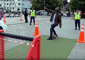 Alkol simülasyon gözlüğü takanlar komik anlara neden oldu