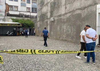 Sokak ortasında silahlı ve bıçaklı kavga
