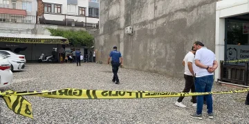 Sokak ortasında silahlı ve bıçaklı kavga