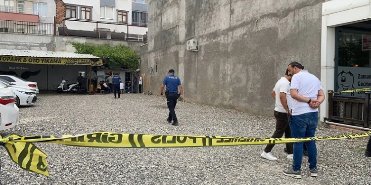 Sokak ortasında silahlı ve bıçaklı kavga
