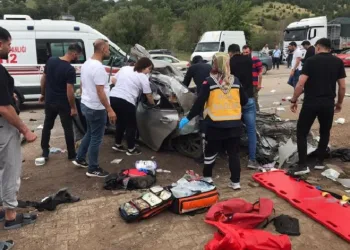 Otomobil ile tır çarpıştı