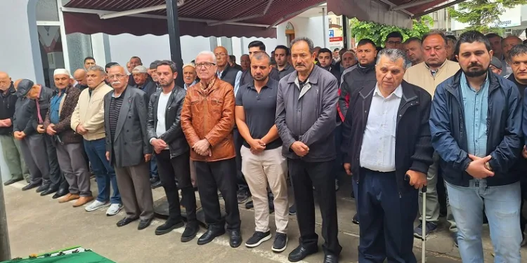 Kamyonun altında kalan kadın toprağa verildi