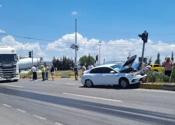 Milas’ta tır ile otomobil çarpıştı